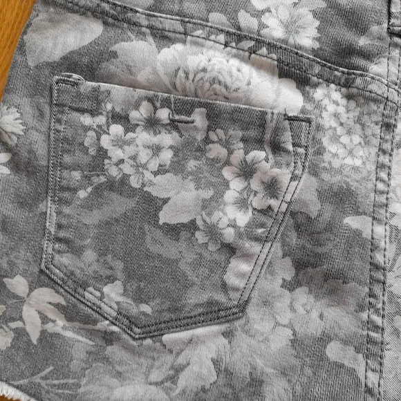 H&M Floral Denim Shorts Size 8 - Picture 7 of 10